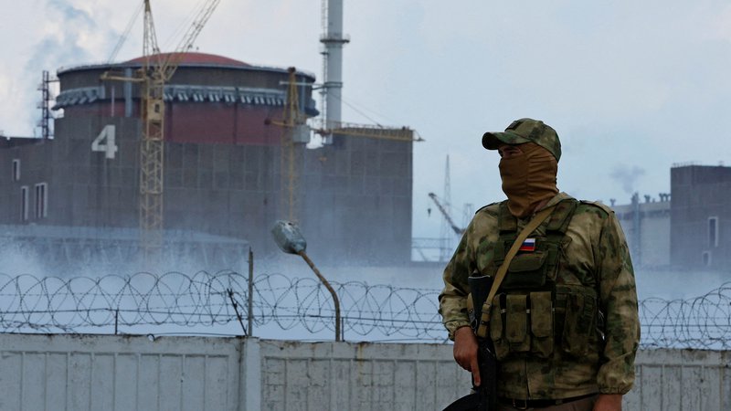 Fotografija: Ruski vojak brani največjo jedrsko elektrarno v Evropi, ki že vse od začetka vojne ni pod ukrajinskim nadzorom. FOTO: Aleksander Jermočenko/Reuters
