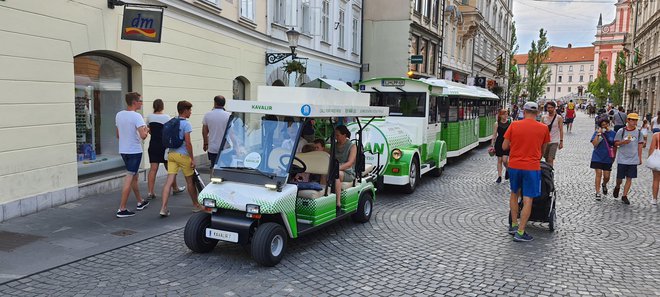 Brezplačne vožnje s Kavalirjem se poslužujejo številni obiskovalci Ljubljane. FOTO: Bojan Rajšek/Delo
