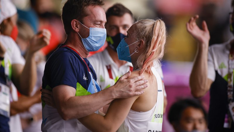 Fotografija: Trener Roman Krajnik in Janja Garnbret sta se veselila že na lanskih olimpijskih igrah v Tokiu. FOTO: Anže Malovrh/STA
