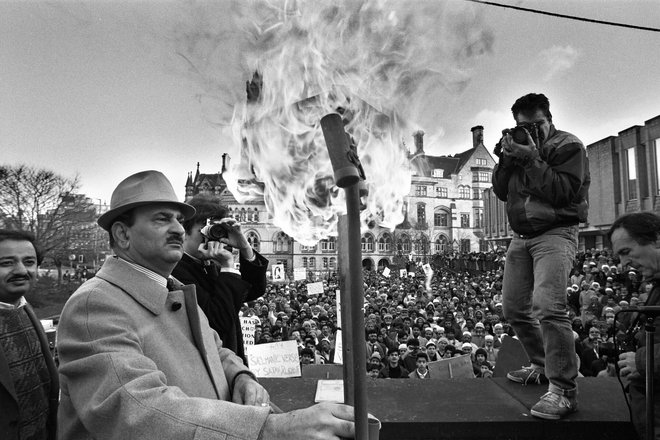 V angleškem mestu Bradford so leta 1989 na protestu proti Satanskim stihom zažigali kopije romana. FOTO: Shutterstock
