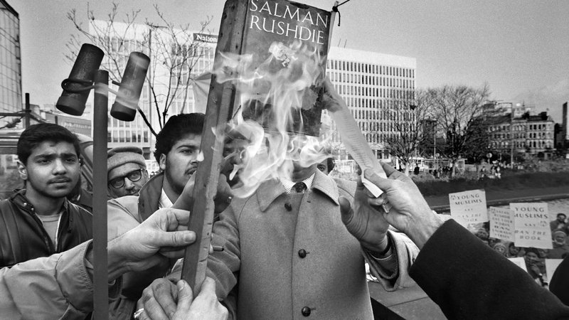 Fotografija: V angleškem mestu Bradford so leta 1989 na protestu proti Satanskim stihom zažigali kopije romana. FOTO: Shutterstock
