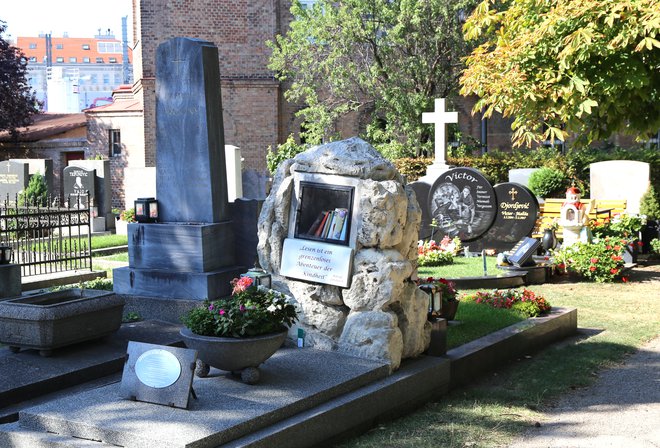Posebnost pokopališča Matzleinsdorf je tudi to, da je postalo svojevrstna javna knjižnica in čitalnica. FOTO: Milan Ilić
