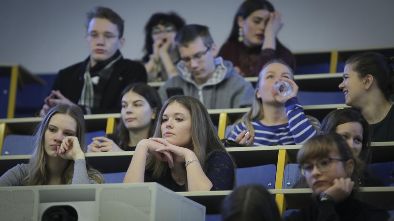 Fotografija: Že pred epidemijo je finančne težave močno ali zelo močno občutilo kar 38 odstotkov slovenskih študentov, med epidemijo pa so se težave še poglobile. FOTO: Jože Suhadolnik/Delo