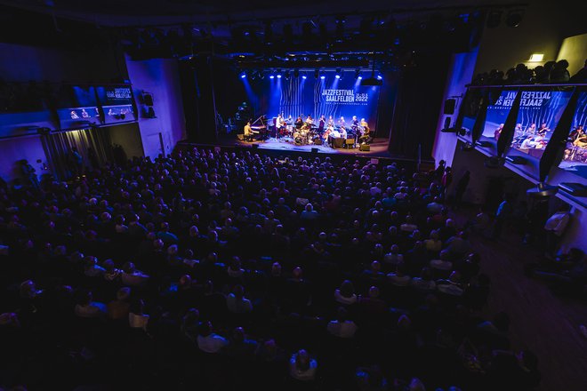 Trondheim Jazzorchestra je izvajal skladbe pianista Jasona Morana. Foto Matthias Heschl

