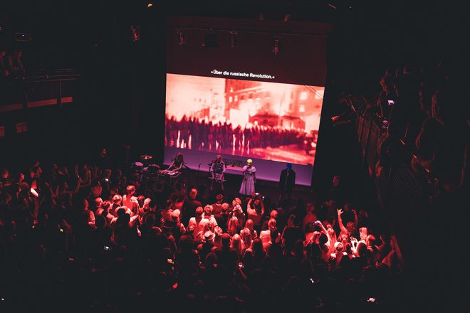 Pussy Riot so s svojim z vizualijami podprtim koncertnim revoltom nekatere ganile do solz. Foto Johannes Radlwimmer
