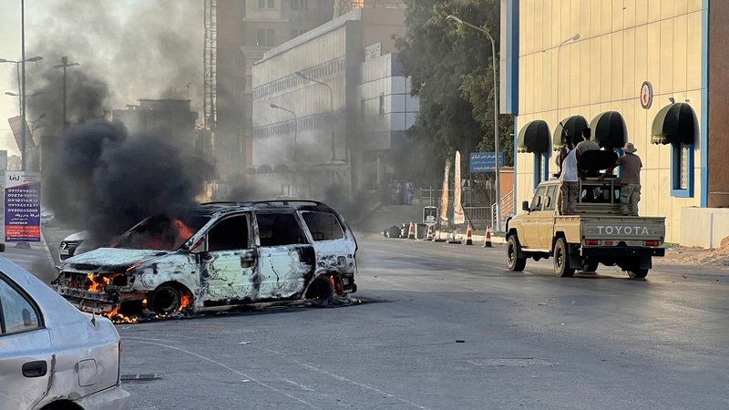 Fotografija: Med spopadi v Tripoliju je bilo ubitih 32 ljudi. FOTO: Mahmud Turkia/AFP
