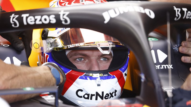 Fotografija: Max Verstappen v Zandvoortu dirka s čelado, kakršno je imel svojčas njegov oče Jos. FOTO: Yves Herman/Reuters
