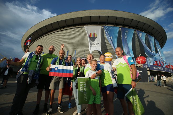 Slovenski navijači so se začeli zbirati pred dvorano v Katovicah že nekaj ur pred tekmo z Italijo. FOTO: Jože Suhadolnik
