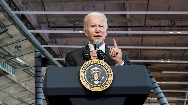 Fotografija: Ameriški predsednik Joe Biden Ukrajini namenja milijarde dolarjev.  FOTO: Kevin Lamarque/Reuters
