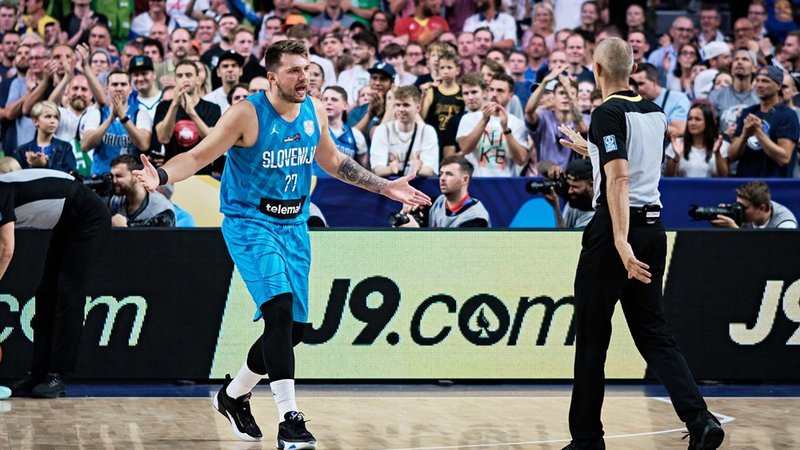 Fotografija: Luka Dončić med (ne)prijetnim klepetom z enim od sodnikov. FOTO: FIBA
