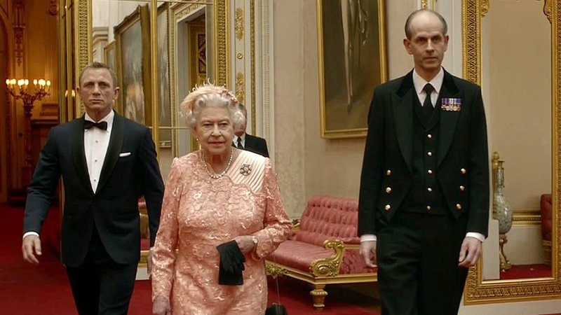 Fotografija: S kraljico in Danielom Craigom je nastopil v znamenitem videu z naslovom Kraljica in James Bond za slavnostno odprtje olimpijskih iger 2012 v Londonu. FOTO: promocijsko gradivo
