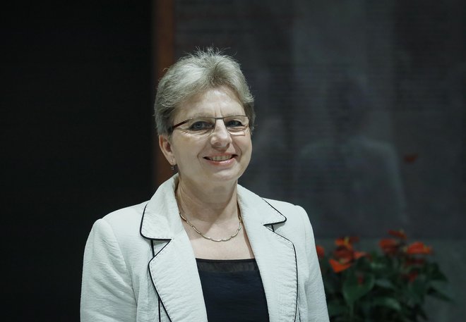 Ministrica Irena Šinko predstavlja ugotovitve anlize cen osnovnih živil. FOTO: Jože Suhadolnik/Delo
