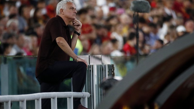 Fotografija: Jose Mourinho je po tem, ko ga je sodnik Daniele Chiffi izključil, našel dobro mesto za spremljanje tekme. FOTO: Alessandro Garofalo/Reuters
