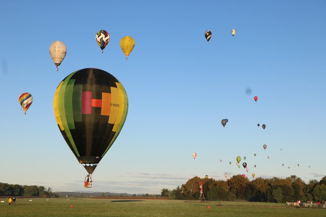 Gneča balonov v zraku nad športnim letališčem v Rakičanu FOTO: Jože Pojbič
