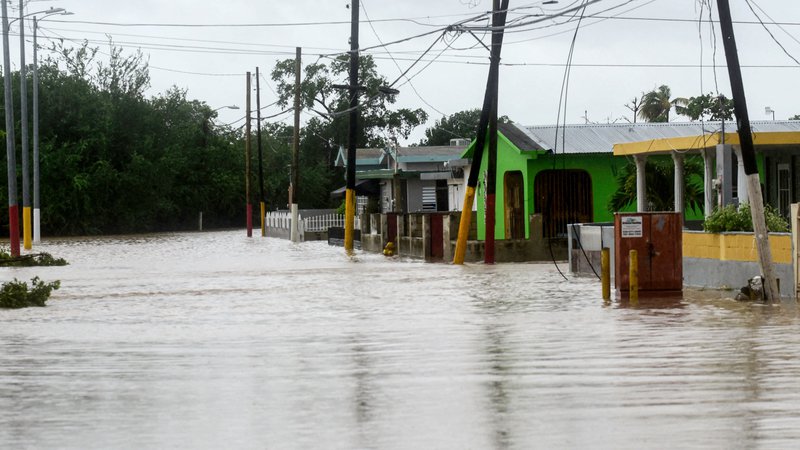 Fotografija: Poplavljena ulica v Portoriku. FOTO: Jose Rodriguez/AFP
