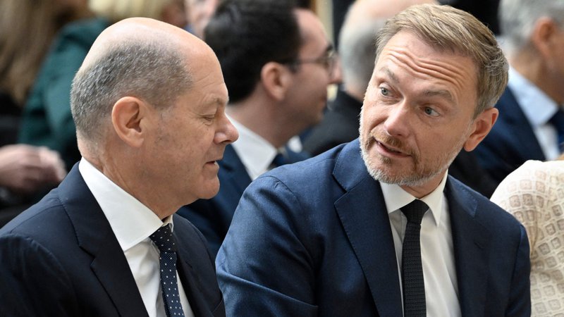 Fotografija: Finančni minister Christian Lindner (desno, ob njem kancler Olaf Scholz) v poslovanju javne radiotelevizije vidi veliko potenciala za varčevanje.

FOTO: Tobias Schwarz/AFP
