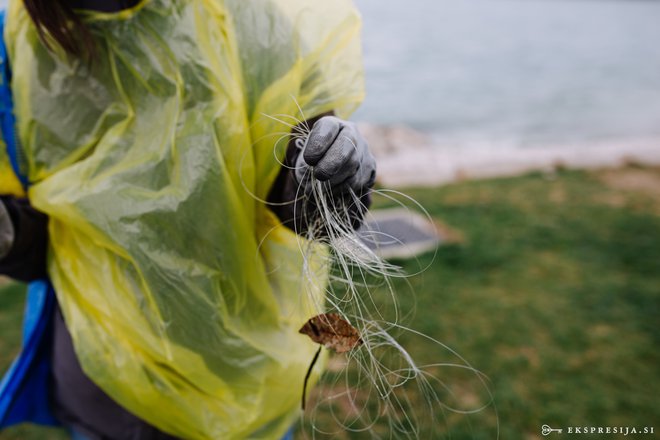 Plastika prihaja na obale in v morje v različnih oblikah. FOTO: Teja Blatnik
