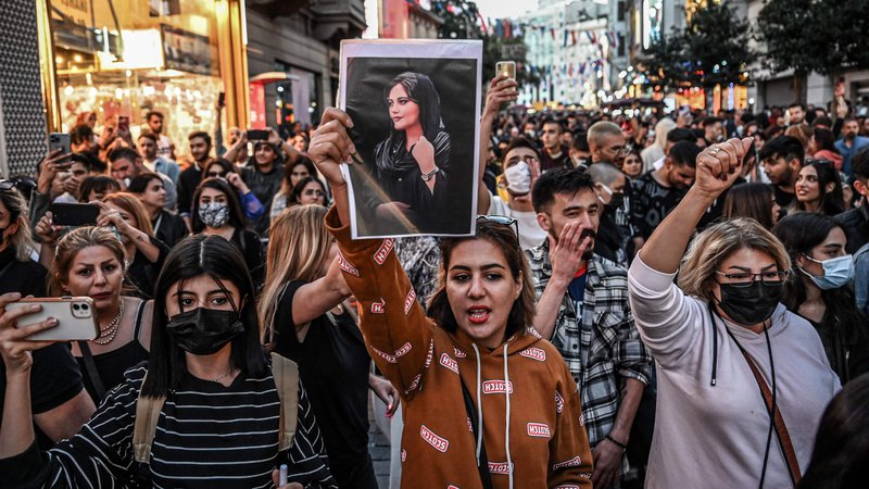 Fotografija: Protestniki v Istanbulu s portretom Mahse Amini, mlade Iranke, ki je umrla po aretaciji moralne in verske policije v Teheranu. FOTO: Ozan Kose/AFP

