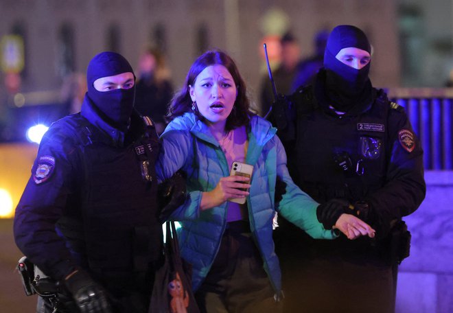 Pridržanje protestnice v Moskvi. FOTO: Reuters
