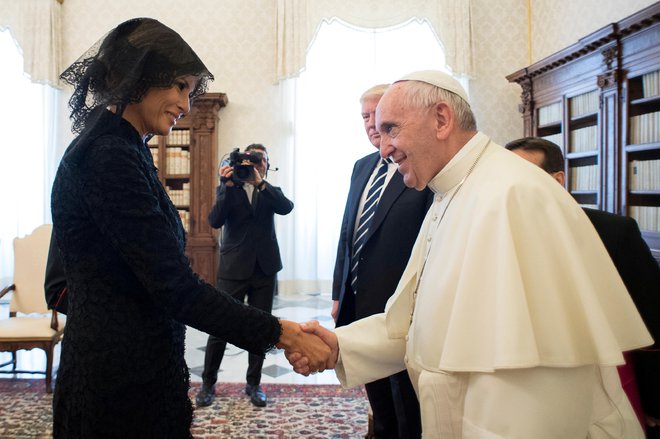 Papež Frančišek je ameriško prvo damo Melanio Trump na srečanju v Vatikanu leta 2017 povprašal, ali moža hrani s potico. Po mnenju Bogataja se Slovenija takrat ni znala pravilno odzvati. FOTO: Vatican Media/Reuters
