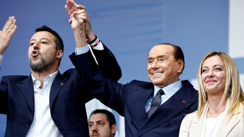 Fotografija: Voditelji Lige Matteo Salvini, Naprej, Italija Silvio Berlusconi in Brati Italije Giorgia Meloni naj bi po nedeljskih volitvah sestavili desničarsko vladno koalicijo. FOTO: Yara Nardi/Reuters
