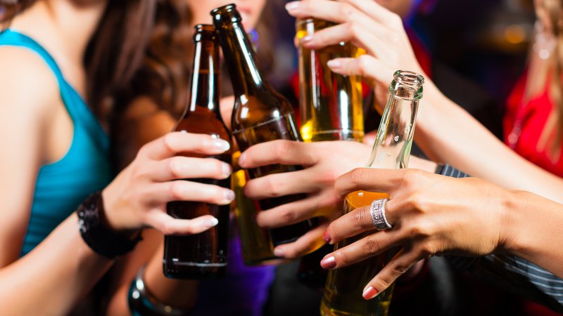 Fotografija: V Sloveniji predstavlja alkohol velik problem. 43 odstotkov prebivalcev, starih med 25 in 64 let, pije visoko tvegano. FOTO: Arhiv Polet/Shutterstock 
