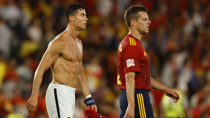 Fotografija: Cristiano Ronaldo (levo) je proti Španiji zadel trikrat, in sicer na tekmi skupinskega dela SP 2018 v ruskem Sočiju. FOTO: Marcelo Del Pozo/Reuters
