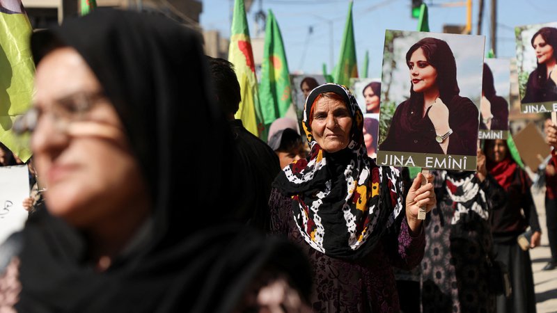 Fotografija: Protesti v podporo iranskim ženskam v kurdskem delu Sirije Foto Reuters
