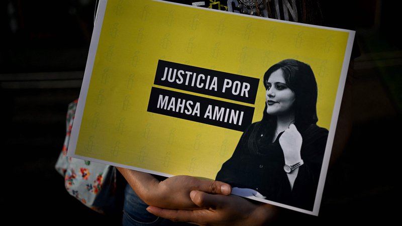 Fotografija: Transparent z napisom: Pravica za Masho Amini. FOTO: Luis Robayo/AFP
