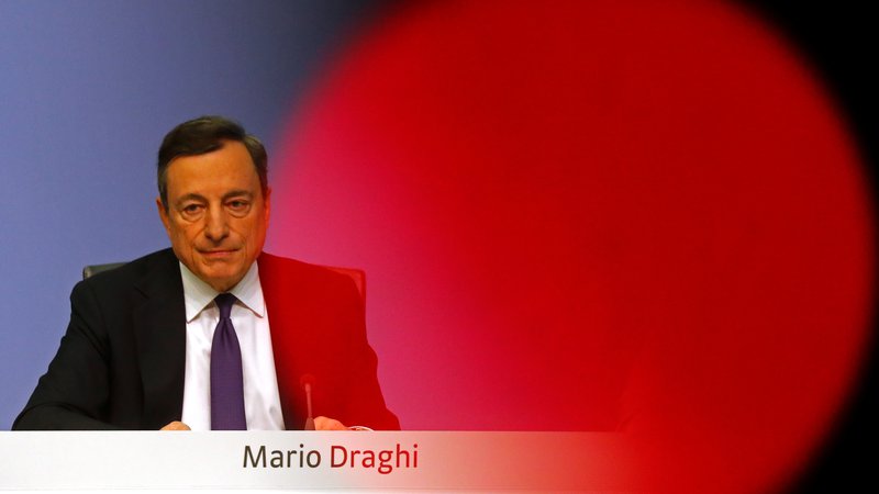 Fotografija: Mario Daghi je na čelu Evropske centralne banke sredi evrsko-dolžniške krize izrekel znamenite besede "karkoli bo potrebno" in s tem pomiril trge ter bržčas evrsko območje rešil pred razpadom. FOTO: Kai Pfaffenbach/REUTERS
