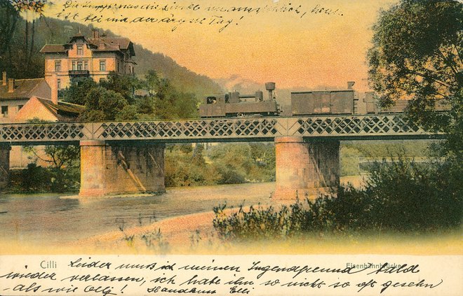 Nekdanji prvi železniški most, lokomotiva potiska vagone v postajnem premiku, 1904–1908. FOTO: ZAC/zbirka razglednic in slik
