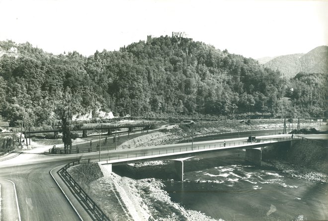 Cestni most na Bregu, v ozadju začasni železniški most preko stare struge Savinje, 1957. FOTO: ZAC/Turistično in kulturno društvo Celje
