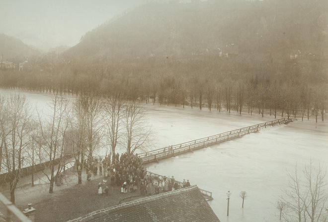 Brv v park ob poplavi leta 1901. FOTO: ZAC/zbirka fotografij in slik
