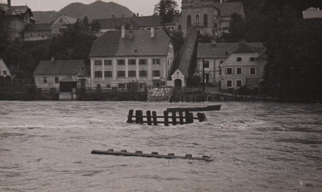Ostanki nosilcev kapucinskega mostu po poplavi 23. septembra 1933. FOTO: ZAC/fototeka Pelikan
