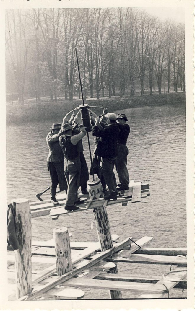 Delavci pri ročnem zabijanju pilotov za kapucinski most leta 1933. FOTO: MNZC
