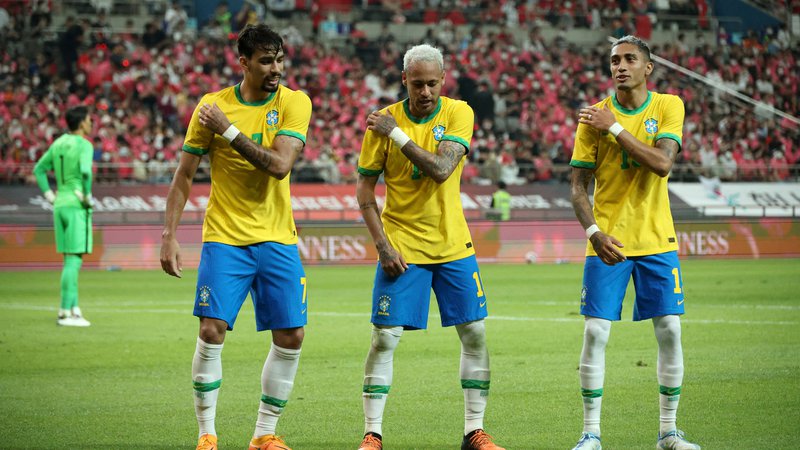 Fotografija: Neymar (v sredini) proslavlja po zadetku v Seulu s soigralcema Raphinho (desno) in Lucasom Paqueto. FOTO: Kim Hong-ji/Reuters
