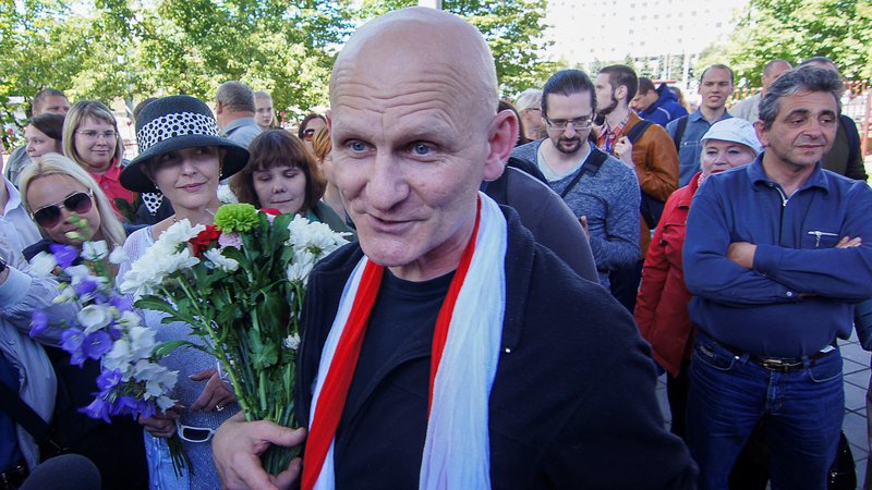 Fotografija: Ales Bjaljacki je novico o nagradi dočakal v priporu v Minsku, julija lani so ga aretirali zaradi suma o utaji davkov. Na fotografiji je ob prihodu iz zapora leta 2014. FOTO: Stringer Reuters
