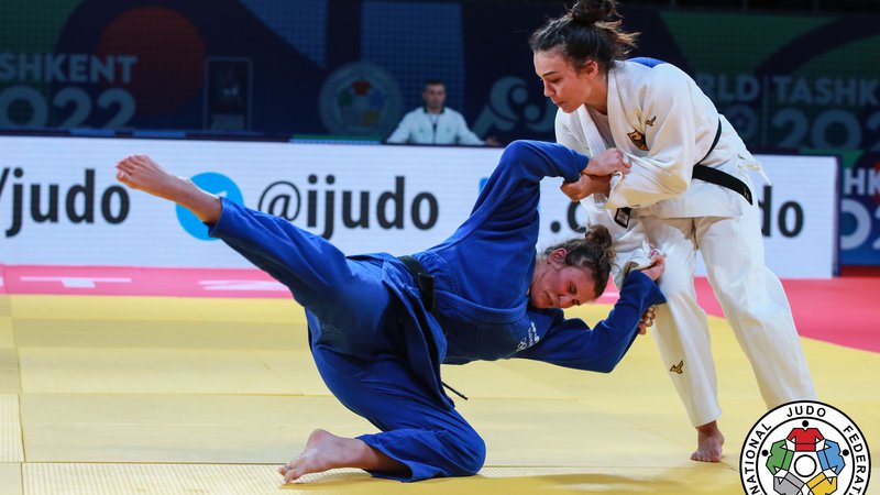 Fotografija: Patricija Brolih (v modrem kimonu) je morala priznati premoč nemški evropski prvakinji Alini Böhm. FOTO: Emanuele Di Feliciantonio/IJF
