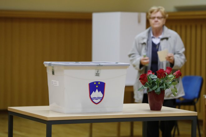 Volivci bodo kljub tekačem lahko prišli na volišča. FOTO: Leon Vidic/Delo
