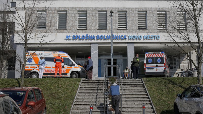 Fotografija: Iz Splošne bolnišnice Novo mesto je zadnje leto odšlo devet zdravnikov, odhajajo tudi iz drugih regijskih bolnišnic, zato napotujejo bolnike v Ljubljano in Maribor, kjer so čakalne vrste vse daljše. Foto Blaž Samec
