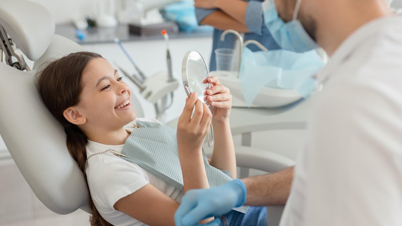 Fotografija: Trend kampanjskega reševanja zobozdravstvenih težav je še vedno problematičen, zato je naloga strokovnjakov, da ljudem predstavijo idejo o rednem spremljanju in vzdrževanju zdravih zob in ust. FOTO: Shutterstock
