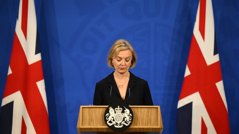 Fotografija: Britanska premierka Liz Truss se po zamenjavi finančnega ministra tudi sama bori za politično preživetje. Foto: Daniel Leal/Afp
