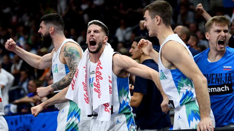 Fotografija: Aleksej Nikolić (v sredini) spodbuja soigralce med nesrečno tekmo četrtfinala EP v košarki s Poljsko v Berlinu. FOTO: Annegret Hilse/Reuters
