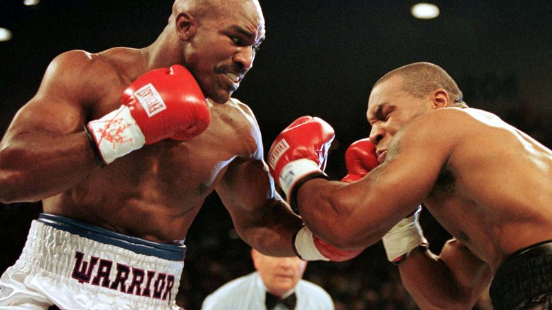 Fotografija: Evander Holyfield (levo) med drugim dvobojem s Tysonom v Las Vegasu. Kariero je končal po 57 dvobojih (44 zmag, 29 z nokavtom, 10 porazov). FOTO: Gary Hershorn/Reuters
