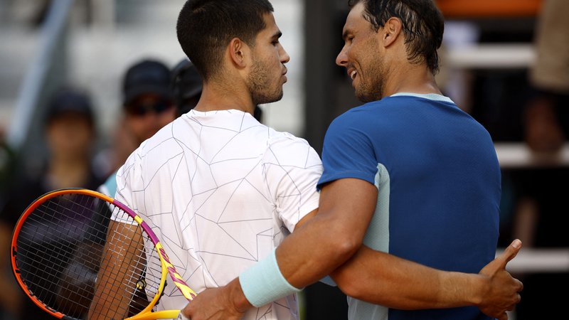 Fotografija: Carlos Alcaraz (levo) in Rafael Nadal po letošnjem spopadu v Madridu, kjer se je v četrtfinalu turnirja serije masters 1000 zmage s 6:2, 1:6 in 6:3 veselil Alcaraz. FOTO: Juan Medina/Reuters
