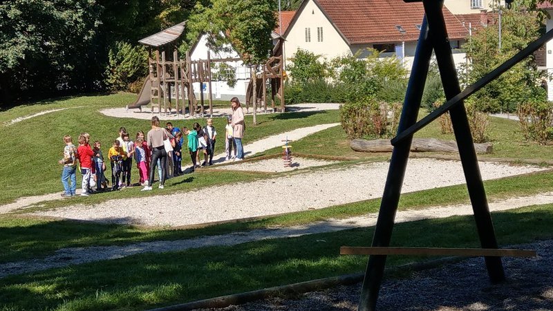 Fotografija: Otroško igrišče na Galetovem je dobro obiskano tudi v času šolskega pouka. FOTO: Aleš Stergar
