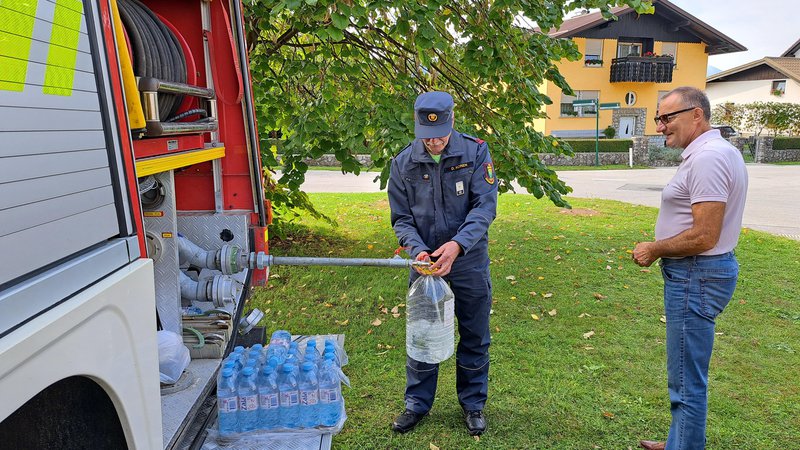 Fotografija: Pitno vodo so krajanom gasilci dostavljali na štiri različne lokacije. FOTO: Špela Kuralt/Delo
