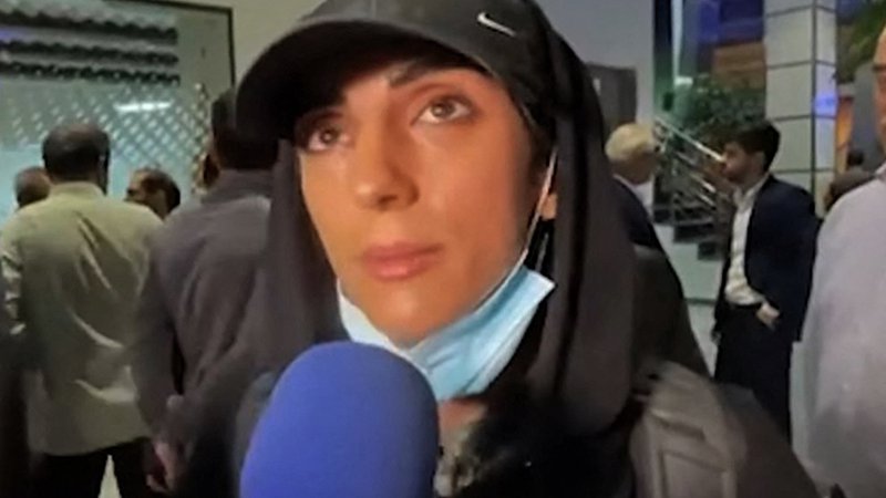 Fotografija: Na letališču, kjer so jo danes pričakale kamere državne televizije, je nosila čepico, čez katero je bila poveznjena črna kapuca, ki je pokrivala njene lase. FOTO: AFP

