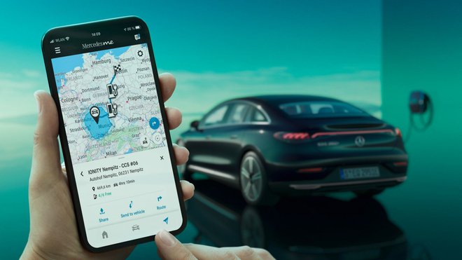Odkrijte inteligentne sisteme novega vozila EQE, ki vam aktivno pomagajo voziti energijsko učinkovito in premišljeno. FOTO: Mercedes-Benz AG
