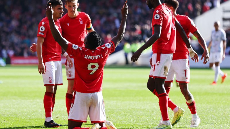 Fotografija: Taiwo Awoniyi (št. 9) proslavlja gol v mreži Liverpoola s svojimi soigralci. FOTO: David Klein/Reuters
